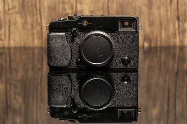 Newcastle UK: 11 Aralık 2024: Fuji kameraları, Fujifilm, Xpro 2 ahşap arka planda izole edildi
