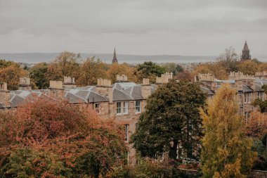 Edinburgh İskoçya: 19 Ekim 2022: Edinburgh Haymarket 'teki İskoç Mimarisi ve Sonbaharda nehir Leith' i