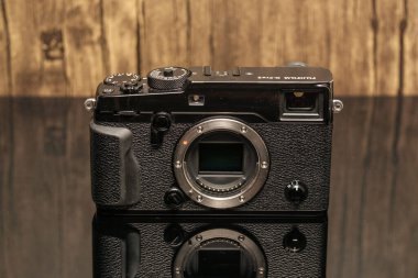 Newcastle UK: 11 Aralık 2024: Fuji kameraları, Fujifilm, Xpro 2 ahşap arka planda izole edildi