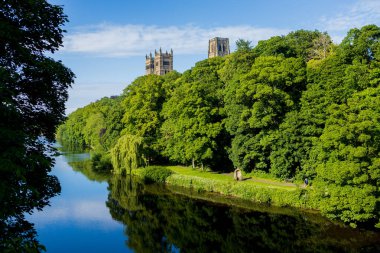 Durham İngiltere: 2022-06-07: Durham Katedrali güneşli yaz gününde dış görünüş. Nehir manzaralı, yemyeşil ağaçlı.