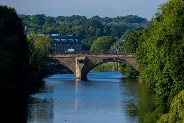 Durham İngiltere: 2022-06-07: Durham Katedrali güneşli yaz gününde dış görünüş. Nehir manzaralı, yemyeşil ağaçlı.