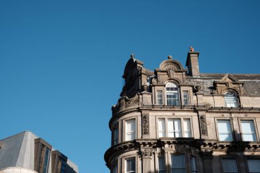Newcastle UK: 2 Ekim 2022: Newcastle mimarisi güneşli bir pazar sabahı şehir merkezinde. Westgate Yolu / Collingwood Caddesi