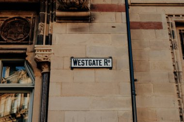 Newcastle UK: 2 Ekim 2022: Güneşli bir pazar sabahı Newcastle şehir merkezi. Westgate Yolu İşareti