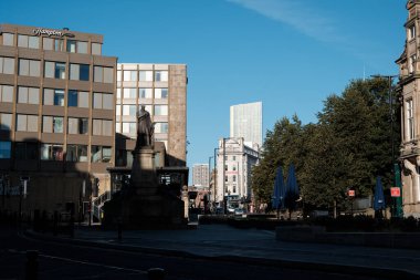 Newcastle UK: 2 Ekim 2022: Güneşli bir pazar sabahı çok sessiz Newcastle şehir merkezi yolları. Westgate Yolu ve Neville Caddesi 'nin köşesi.