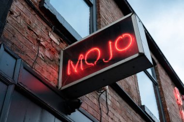 Leeds England: 3 Haziran 2024: MOJO kokteyl barı dış tabela, rock n roll bar