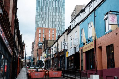 Leeds England: 3 Haziran 2024: Leeds 'teki Merrion Sokağı bulutlu bir gökyüzü altında renkli restoranlar ve modern binaların bir karışımını sergiliyor