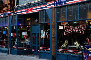 Leeds England: 3 Haziran 2024: ZAAP Thai restoranını yönetiyor. ZAAP canlı atmosfer ve eklektik dekorla canlı yemek deneyimi sunuyor