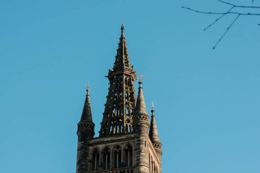 Glasgow İskoçya: 8 Ocak 2025: Glasgow Üniversitesi Gilmorehill. kule yakın çekim