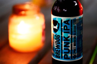 Newcastle UK: 12 Eylül 2017: Brewdog Punk IPA 'nın orijinal dizayn edilmiş bir şişesi bir mumun yanında duruyor