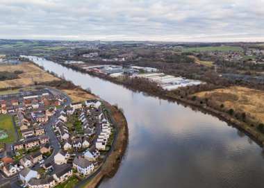 Tyne UK 'deki Blaydon: 2 Mart 2025: Tyne Nehri üzerindeki manzaralı yerleşim alanının insansız hava aracı görüntüsü