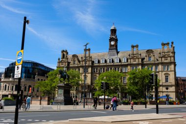 Leeds England: 2 Haziran 2024: Güneşli bir günde Leeds Şehir Meydanı 'nda tarihi mimari ve canlı atmosfer