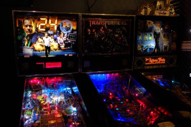 Leeds England: 2 Haziran 2024: Leeds BrewDog barı. Bodrumda eski oyun pinball makineleri var.