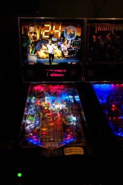 Leeds England: 2 Haziran 2024: Leeds BrewDog barı. Bodrumda eski oyun pinball makineleri var.