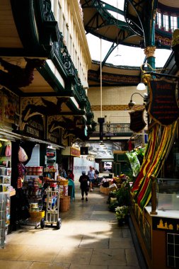 Leeds England: 2 Haziran 2024: Leeds Kirkgate Market Sunny Day 'de büyük iç yapı