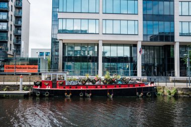 Leeds England: 3 Haziran 2024: Canal Bot Kitapçısı. Leeds Rıhtımı 'ndaki Hızlı Kitapçı