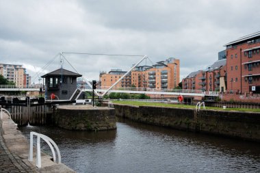 Leeds England: 3 Haziran 2024: Leeds Lock at the Aire and Calder Navigation Leeds Liverpool Kanalı üzerinde tarihi bir kontrol kulesiyle