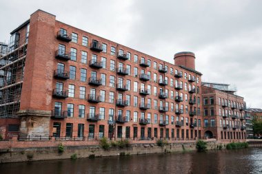 Leeds England: 3 Haziran 2024: Leeds Liverpool Kanalı 'ndaki Aire ve Calder' da kapalı kırmızı tuğlalı bina