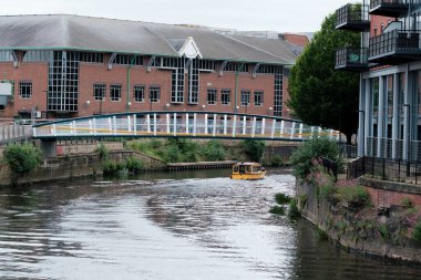 Leeds England: 3 Haziran 2024: Bir Su Taksisi Leeds Liverpool kanalındaki şehir merkezine doğru Leeds Rıhtımı 'ndan ayrıldı