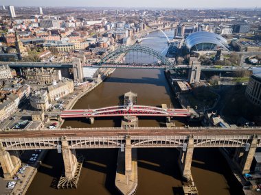 Tyne 'daki Newcastle: 6 Mart 2025: Tyne Köprüsü restorasyon altında. Bu İHA hava görüntüsünde, Tyne Nehri 'ni kaplayan ünlü köprülerin yer aldığı canlı Newcastle Quayside sergilenmektedir.