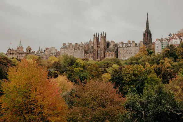 Edinburgh İskoçya: 19 Ekim 2022: Edinburgh City Princes Street bahçelerinden sonbahar manzaralı gökyüzü