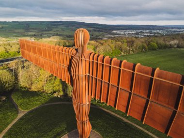 Gateshead UK: 13 Nisan 2025: Sanatçı Antony Gormley 'nin Kuzey Meleği heykelinin yakınlaştırılması insansız hava aracı bakış açısını yükseltti