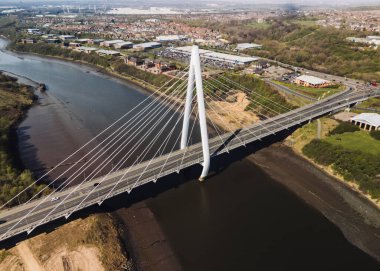 Sunderland UK: 12 Nisan 2025: Sunderland Kuzey Spire Köprüsü nehir üzerindeki toplulukları çarpıcı modern mimariyle birleştirdi