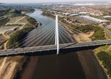 Sunderland UK: 12 Nisan 2025: Sunderland Kuzey Spire Köprüsü nehir üzerindeki toplulukları çarpıcı modern mimariyle birleştirdi