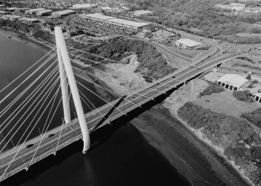 Sunderland UK: 12 Nisan 2025: Sunderland Kuzey Spire Köprüsü nehir üzerindeki toplulukları çarpıcı modern mimariyle birleştirdi