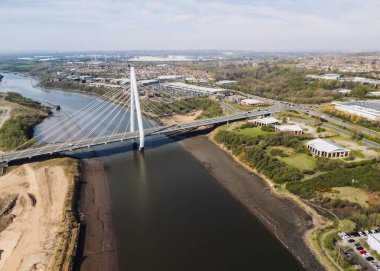 Sunderland UK: 12 Nisan 2025: Sunderland Kuzey Spire Köprüsü nehir üzerindeki toplulukları çarpıcı modern mimariyle birleştirdi