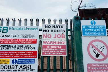 Gateshead UK: 5 Aralık 2024: Şapka yok, çizme yok, iş işareti yok sanayi bölgesi girişinde işçilere güvenlik kuralları ve gerekliliklerini bildiren bir tabela yok