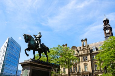 Leeds England: 2 Haziran 2024: Leeds Şehir Meydanı 'nda Kara Prens anıtıyla tarihi mimari ve canlı atmosfer