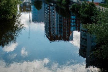 Leeds England: 3 Haziran 2024: Şehir Binaları ve Yeşillik Arkaplanda Leeds Kanalı Yansımaları