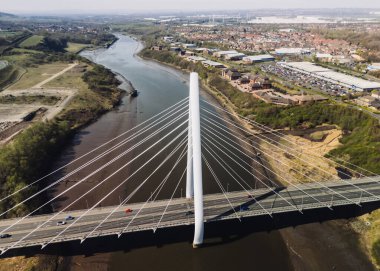 Sunderland UK: 12 Nisan 2025: Sunderland Kuzey Spire Köprüsü nehir üzerindeki toplulukları çarpıcı modern mimariyle birleştirdi