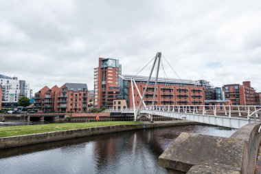 Leeds England: 3 Haziran 2024: Knight 's Way Bridge on River Aire