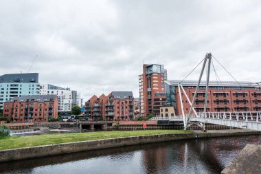 Leeds England: 3 Haziran 2024: Knight 's Way Bridge on River Aire