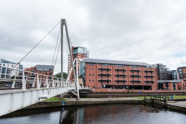 Leeds England: 3 Haziran 2024: Knight 's Way Bridge on River Aire