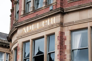 Leeds UK: 3 Haziran 2024: Leeds Adelphi Pub 'ın mimari detayları ve tarihi cazibeli eski İngiliz barı