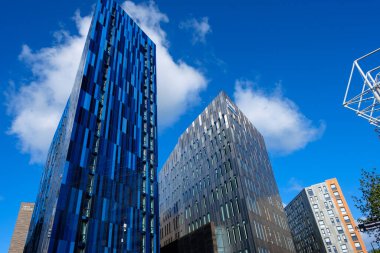 Newcastle UK: 8 Haziran 2024: Newcastle Üniversitesi 'nin yanındaki güneşli mavi gökyüzü gününde Manzara Öğrenci Konaklama