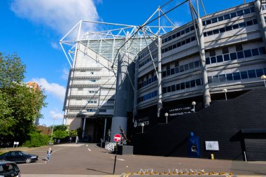 Newcastle UK: 8 Haziran 2024: Güneşli mavi bir gökyüzü gününde St. James Park 'taki Gallowgate standının dış görünüşü