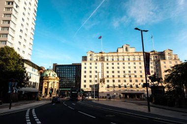 Leeds England: 3 Haziran 2024: Tarihi Leeds The Queens Hotel harici sergi mimarisi ve tasarımı canlı bir şehir ortamında