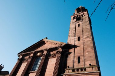 Glasgow İskoçya: 8 Ocak 2025: Güneşli bir günde St. Aloysius Kilisesi dış görünümü