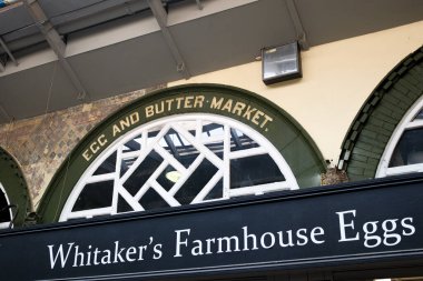 Leeds England: 3 Haziran 2024: Leeds Kirkgate Pazarı Eski Yumurta ve Tereyağı Pazarı tabelası Whitaker 's Farmhouse Eggs' in yanında tarihi alışveriş merkezinde