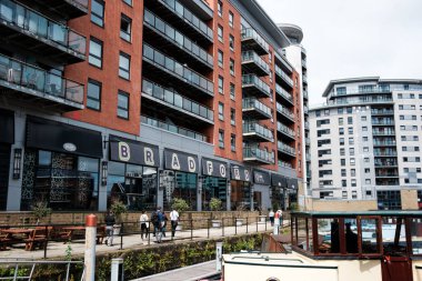 Leeds Dock UK: 3 Haziran 2024: Leeds Rıhtımı. Kanal boyunca modern konut mimarisi