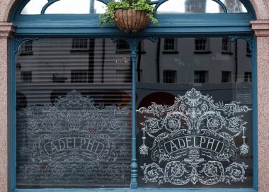 Leeds UK: 3 Haziran 2024: Leeds Adelphi Pub 'ın mimari detayları ve tarihi cazibeli eski İngiliz barı