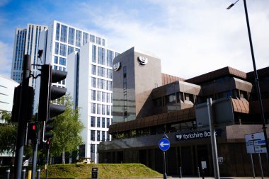 Leeds England: 3 Haziran 2024: Modern öğrenci gökdelenleri ve Yorkshire Bank 'ın yer aldığı şehir mimarisi