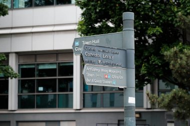 Leeds UK: 4 Haziran 2024: Leeds 'te belediye binası, kütüphane, katedral ve sanat galerisi gibi önemli yerleri gösteren bir yön işareti