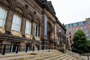 Leeds uk: 4 Haziran 2024: Leeds Şehir Müzesi dışı. Leeds Şehir Müzesi 'nin tarihi mimarisi. Detaylı taş işçiliği ve arka planda modern binalar var.