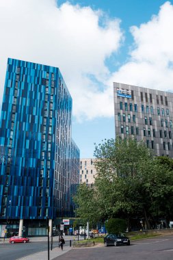 Newcastle UK: 8 Haziran 2024: Newcastle Üniversitesi 'nin yanındaki güneşli mavi gökyüzü gününde Manzara Öğrenci Konaklama