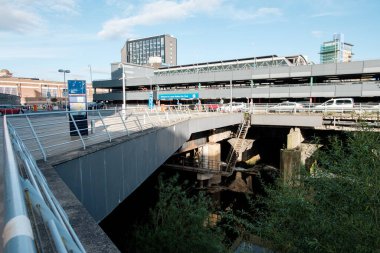 Leeds England: 3 Haziran 2024: Leeds Tren İstasyonu yakınlarındaki kanal manzarası şehir gelişimini ve doğayı açık havada gösteriyor
