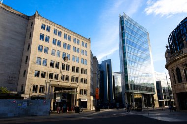 Leeds England: 3 Haziran 2024: Tarihi Leeds İstasyonu 'nun dış mimarisi ve tasarımı canlı bir şehir ortamında sergileniyor